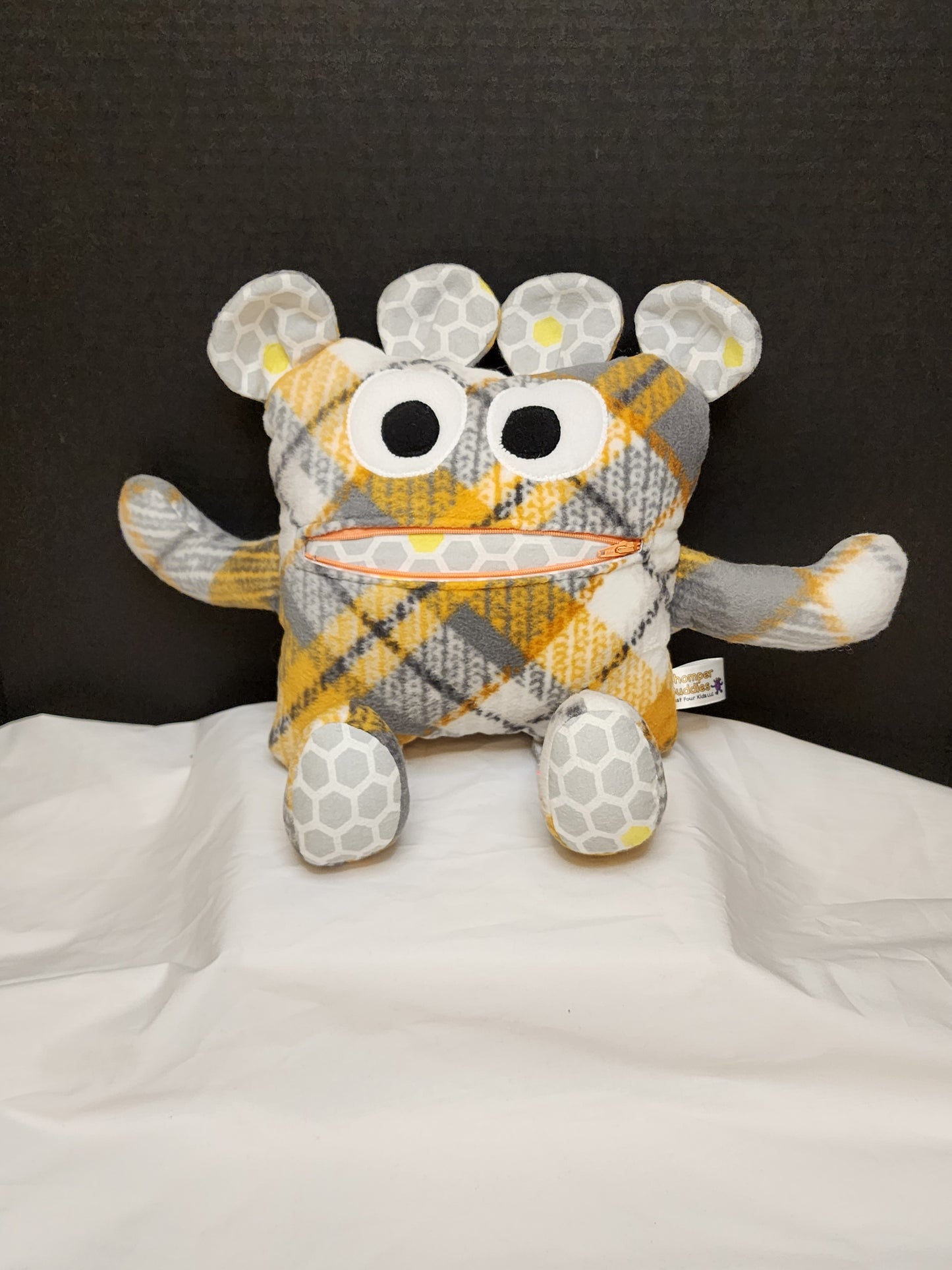 Chomper Buddy Plaid with honey comb 14"