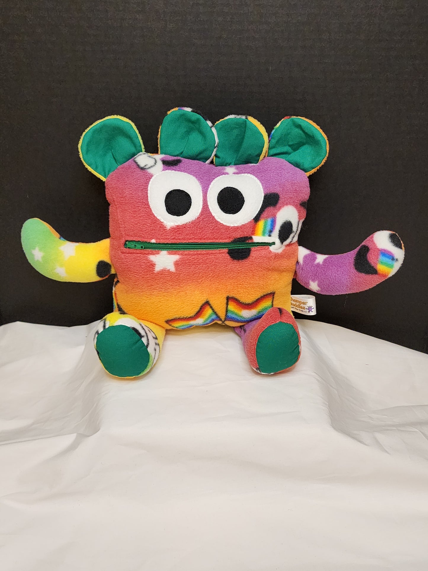 Chomper Buddy Puppy with rainbow flag green 14"