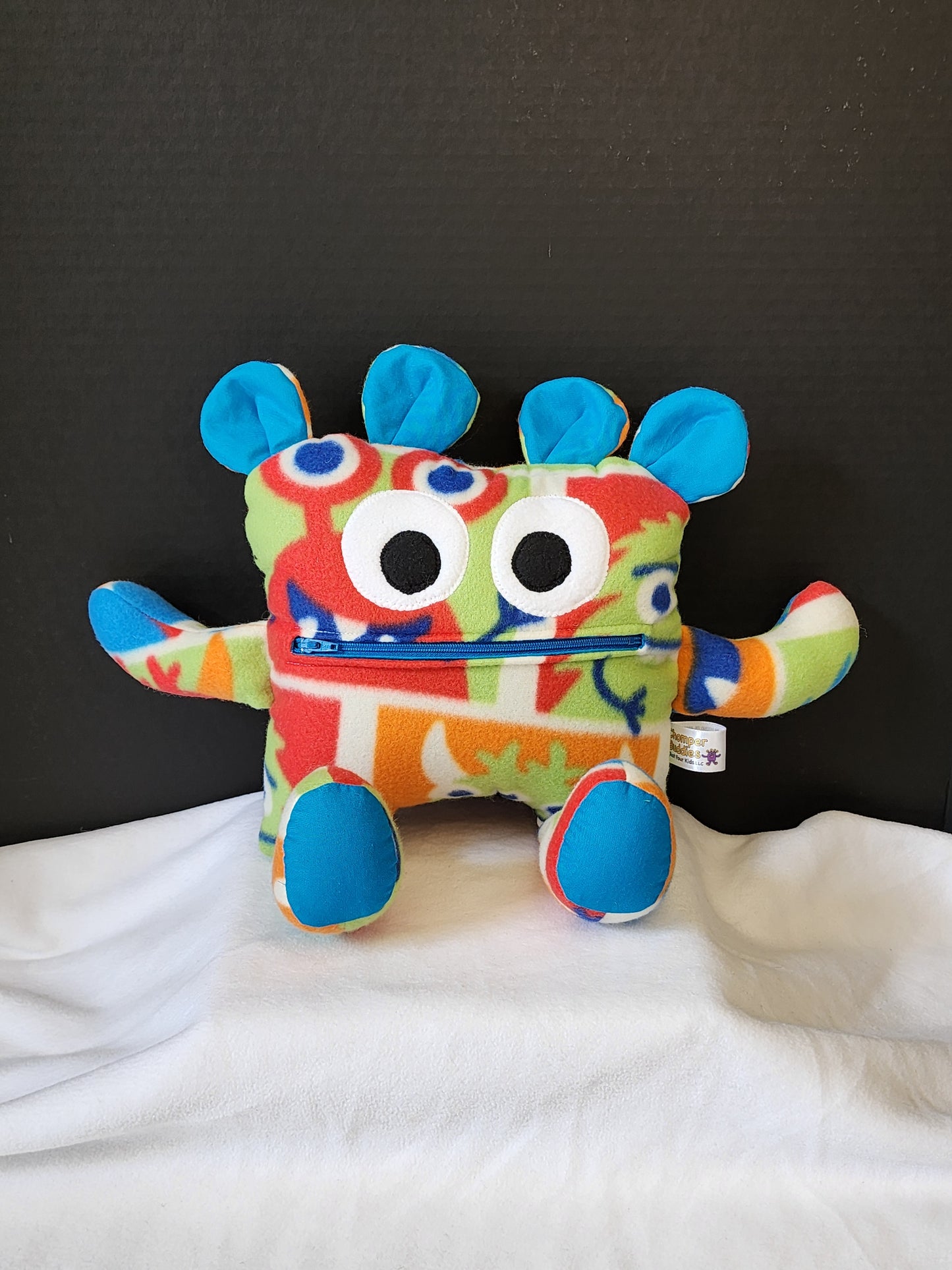 Chomper Buddy 14" Monstre fleece with bright blue lining